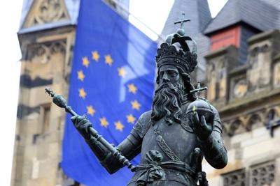 Eine Statue von Karl der Gro?e mit einer Fahne der Europ?ischen Union vor dem Rathaus in Aachen Statue Karl der Gro?e m-stock-foto
