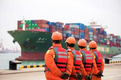 QINGDAO, CHINA - NOVEMBER 08: Workers wait to unload shipping containers at Qingdao Port on November 8, 2018 in Qingdao-stock-foto
