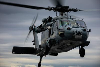 220902-N-XH769-1616 BALTIC SEA (Sep. 1, 2022) An MH-60S Sea Hawk helicopter flies above the Atlantic Ocean after take-of-stock-foto