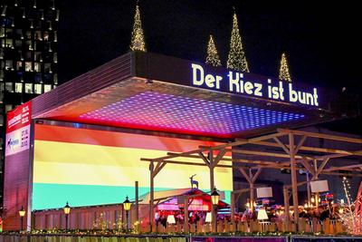 Deutschland - Archiv - 21.01.20223 Hamburg - Reeperbahn Mahnwache gegen Homophobie und Gewalt - Der Kiez ist bunt Teilnehmer Demonstranten mit bunten Regenbogen Fahnen Solidarit?t mit Opfern von Gewalt Am Mittwoch, den 24.11.2021 m?chten wir mit der Aktion DER KIEZ IST BUNT gemeinsam mit euch ein Zeichen gegen Gewalt und Hasskriminalit?t setzen. Warum machen wir das Hintergrund der Aktion ist der schockierende ?bergriff auf zwei G?ste unserer Wunderbar w?hrend einer Party, in der Nacht vom 31.10.2021. Diese wurden Opfer eines homophoben Angeriffs und wurden dabei grundlos verpruegelt. Gewalt gegen Schwule ist schon l?nger wieder ein Thema HH Deutschland *** Germany Archive 21 01 20223 Hamburg Reeperbahn Vigil against Homophobia and Vi-stock-foto