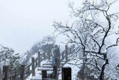 CHENGDU, CHINA - OCTOBER 26: Tourists enjoy leisure on Xiling Snow Mountain amid a snowfall on October 26, 2025 in Cheng-stock-foto