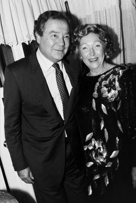 Archiv Rolf Heyne Verleger Utta Danella Autorin Muenchen 1986 Archiv Motive Kays Bistro Gaeste Muenchen *** Archive Rol-stock-foto