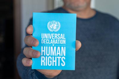 Der Mensch h?lt die Allgemeine Erkl?rung der Menschenrechte-stock-foto