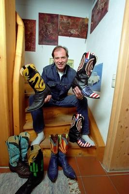 Wolfgang Fierek zeigt seine verschiedenen Cowboystiefeln-stock-foto