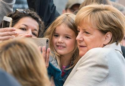 Bundeskanzlerin Angela Merkel re nimmt am Samstag 03 10 2015 auf dem Weg zu den Eroeffnungsfeie-stock-foto