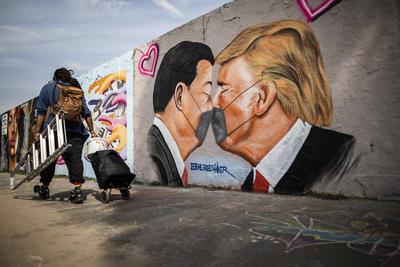 Ein Graffiti zeigt Donald Trump, Praesident der Vereinigten Staaten von Amerika, und Praesident der Volksrepublik China-stock-foto