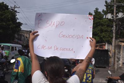 Residents protest against deaths in the mega-operation in the Alemao and Penha complexes.-stock-foto