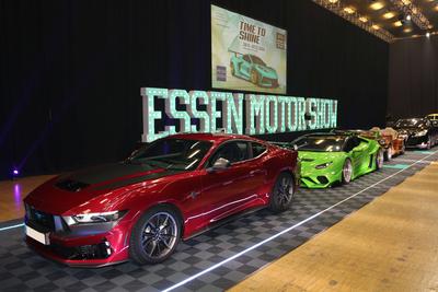 Ford Mustang Dark Horse (Baujahr 2025) vor Lamborghini Huracan Liberty Walk Silhouette Widebody (Baujahr 2016) und weite-stock-foto