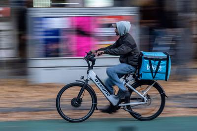 Fahrer des Essensliederdienstes WOLT unterwegs in Berlin. / Driver of the WOLT food delivery service on the road in Berl-stock-foto