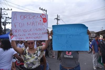 Residents protest against deaths in the mega-operation in the Alemao and Penha complexes.-stock-foto