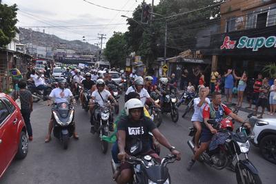 Residents protest against deaths in the mega-operation in the Alemao and Penha complexes.-stock-foto