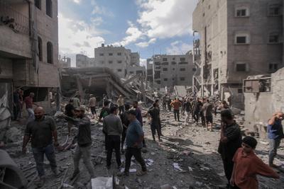 Israeli warplanes launched heavy airstrikes targeting an entire residential block near the Al-Sousi Mosque in Al-Shati refugee camp, west of Gaza City.-stock-foto