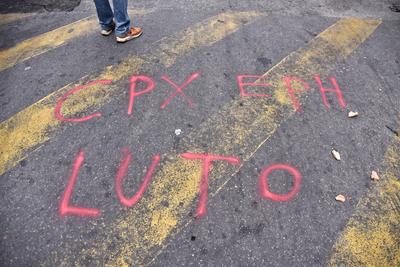 Residents protest against deaths in the mega-operation in the Alemao and Penha complexes.-stock-foto