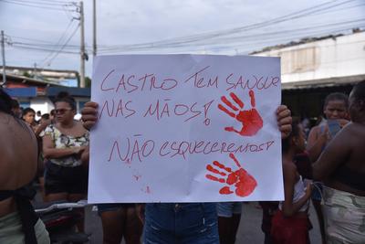 Residents protest against deaths in the mega-operation in the Alemao and Penha complexes.-stock-foto
