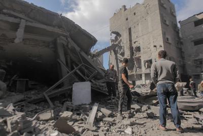 Israeli warplanes launched heavy airstrikes targeting an entire residential block near the Al-Sousi Mosque in Al-Shati refugee camp, west of Gaza City.-stock-foto