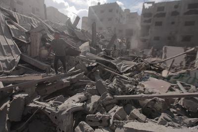 Israeli warplanes launched heavy airstrikes targeting an entire residential block near the Al-Sousi Mosque in Al-Shati refugee camp, west of Gaza City.-stock-foto