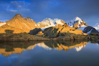 Creative Highlights World Aussicht von Fuorcla Surlej ueber einen Bergsee auf Piz Tschierva, Piz Bernina, Biancograt und-stock-foto