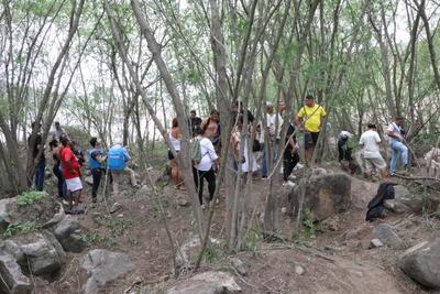 Residents recover bodies in the woods after a major operation in the Alemao and Penha favela complexes.-stock-foto