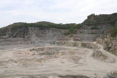 Residents recover bodies in the woods after a major operation in the Alemao and Penha favela complexes.-stock-foto