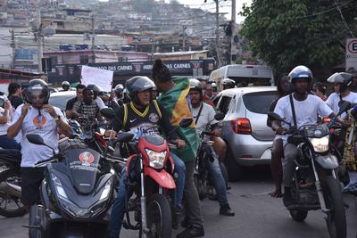 Residents protest against deaths in the mega-operation in the Alemao and Penha complexes.-stock-foto
