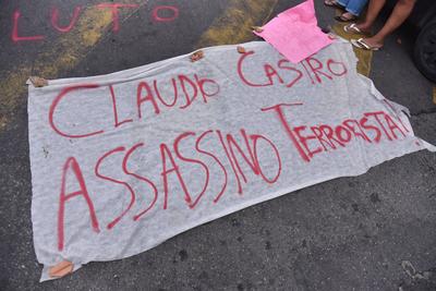 Residents protest against deaths in the mega-operation in the Alemao and Penha complexes.-stock-foto