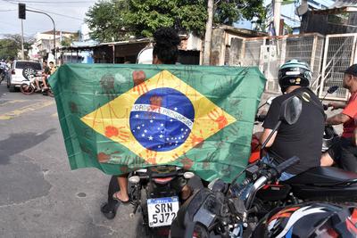 Residents protest against deaths in the mega-operation in the Alemao and Penha complexes.-stock-foto