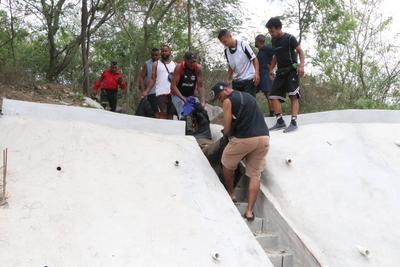 Residents recover bodies in the woods after a major operation in the Alemao and Penha favela complexes.-stock-foto