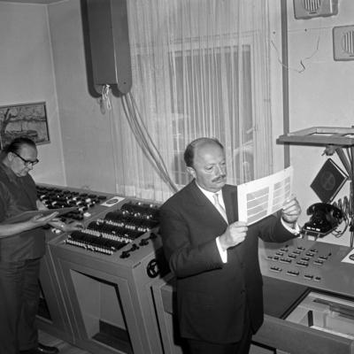 Der deutsch ungarische Filmproduzent Gyula Trebitsch rechts in Hamburg Deutschland 1960er Jahre-stock-foto