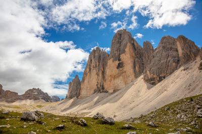 Drei Zinnen bei Sonnenschein und leichten Wolken-stock-foto