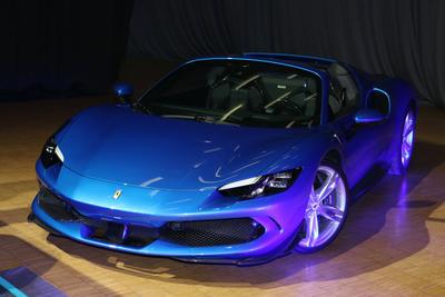 Ferrari 296 GTS (Baujahr 2025) mit Capristo Carbon-Teilen, Medientermin Carwalk presented by Essen Motor Show am 28.10.2-stock-foto