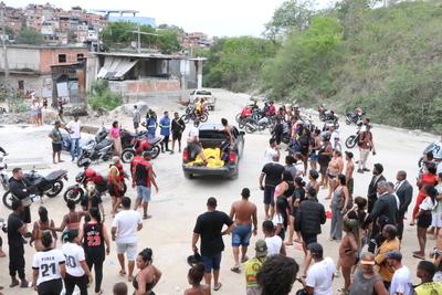 Residents recover bodies in the woods after a major operation in the Alemao and Penha favela complexes.-stock-foto