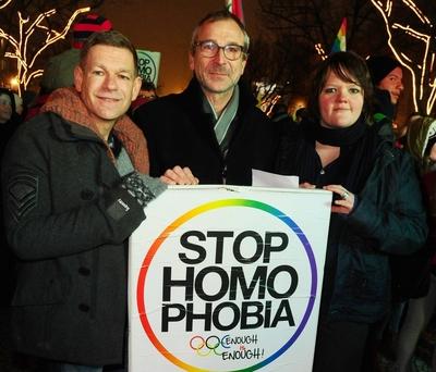 122/ Peter Plate mit seiner Freundin und Kollegin Carolina Begge, sowie Volker Beck, Aktion Zehn , Gleiche Rechte fuer-stock-foto