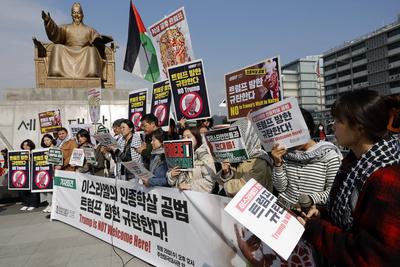 Palestinians Oppose Trump's Visit to South Korea-stock-foto