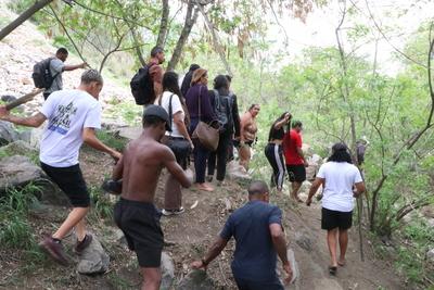 Residents recover bodies in the woods after a major operation in the Alemao and Penha favela complexes.-stock-foto