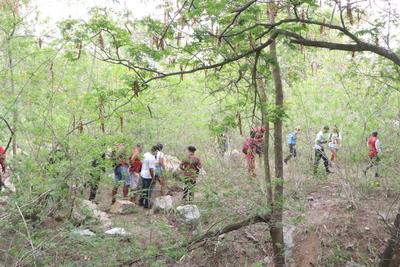 Residents recover bodies in the woods after a major operation in the Alemao and Penha favela complexes.-stock-foto