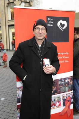 Der Politiker Volker Beck, MdB B?ndnis 90 die Gr?nen sammelt Geld am 01.12.2012, dem Weltaidstag, in der K?lner Innenst-stock-foto