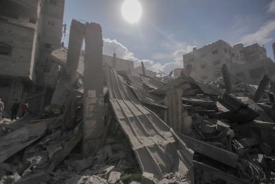 Israeli warplanes launched heavy airstrikes targeting an entire residential block near the Al-Sousi Mosque in Al-Shati refugee camp, west of Gaza City.-stock-foto