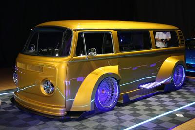 VW t2 V12 Widebody (Baujahr 1975, Unikat, Umbau), Medientermin Carwalk presented by Essen Motor Show am 28.10.2025 in de-stock-foto