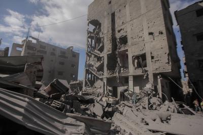 Israeli warplanes launched heavy airstrikes targeting an entire residential block near the Al-Sousi Mosque in Al-Shati refugee camp, west of Gaza City.-stock-foto