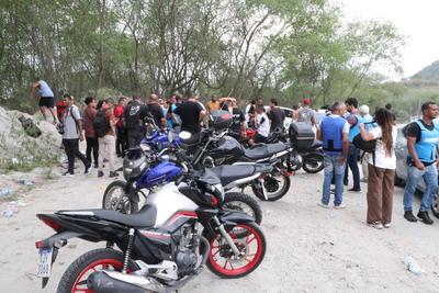 Residents recover bodies in the woods after a major operation in the Alemao and Penha favela complexes.-stock-foto
