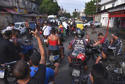 Residents protest against deaths in the mega-operation in the Alemao and Penha complexes.-stock-foto