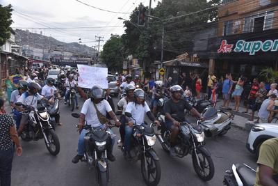 Residents protest against deaths in the mega-operation in the Alemao and Penha complexes.-stock-foto