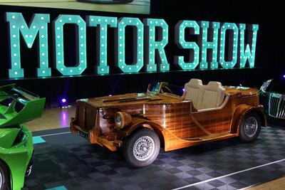 Mahagoni Riva-Boot (britisches historisches Fahrzeug mit Mahagoni-Holz Karosserie im Stil eines Sportbootes, Erstzulassu-stock-foto