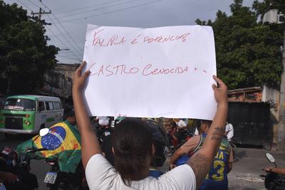 Residents protest against deaths in the mega-operation in the Alemao and Penha complexes.-stock-foto