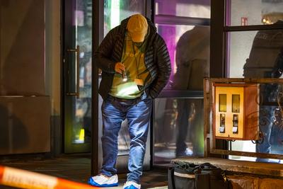 Sch?sse in Shisha-Bar vermutet ? Scheiben zersplittert ? Polizei und Spurensicherung im Einsatz-stock-foto