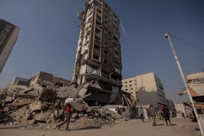 Palestinian families are living amid the ruins of residential towers destroyed by Israeli airstrikes.-stock-foto