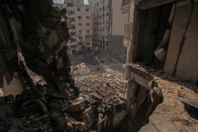 Palestinian families are living amid the ruins of residential towers destroyed by Israeli airstrikes.-stock-foto