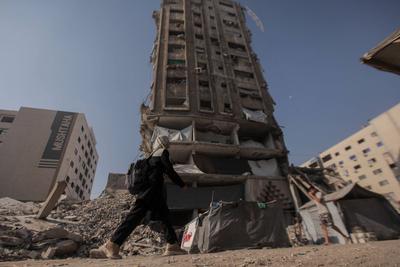 Palestinian families are living amid the ruins of residential towers destroyed by Israeli airstrikes.-stock-foto