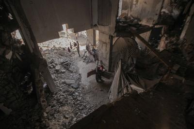 Palestinian families are living amid the ruins of residential towers destroyed by Israeli airstrikes.-stock-foto