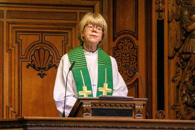 Gottesdienst mit Bishop Sarah Mullally in Berlin-stock-foto